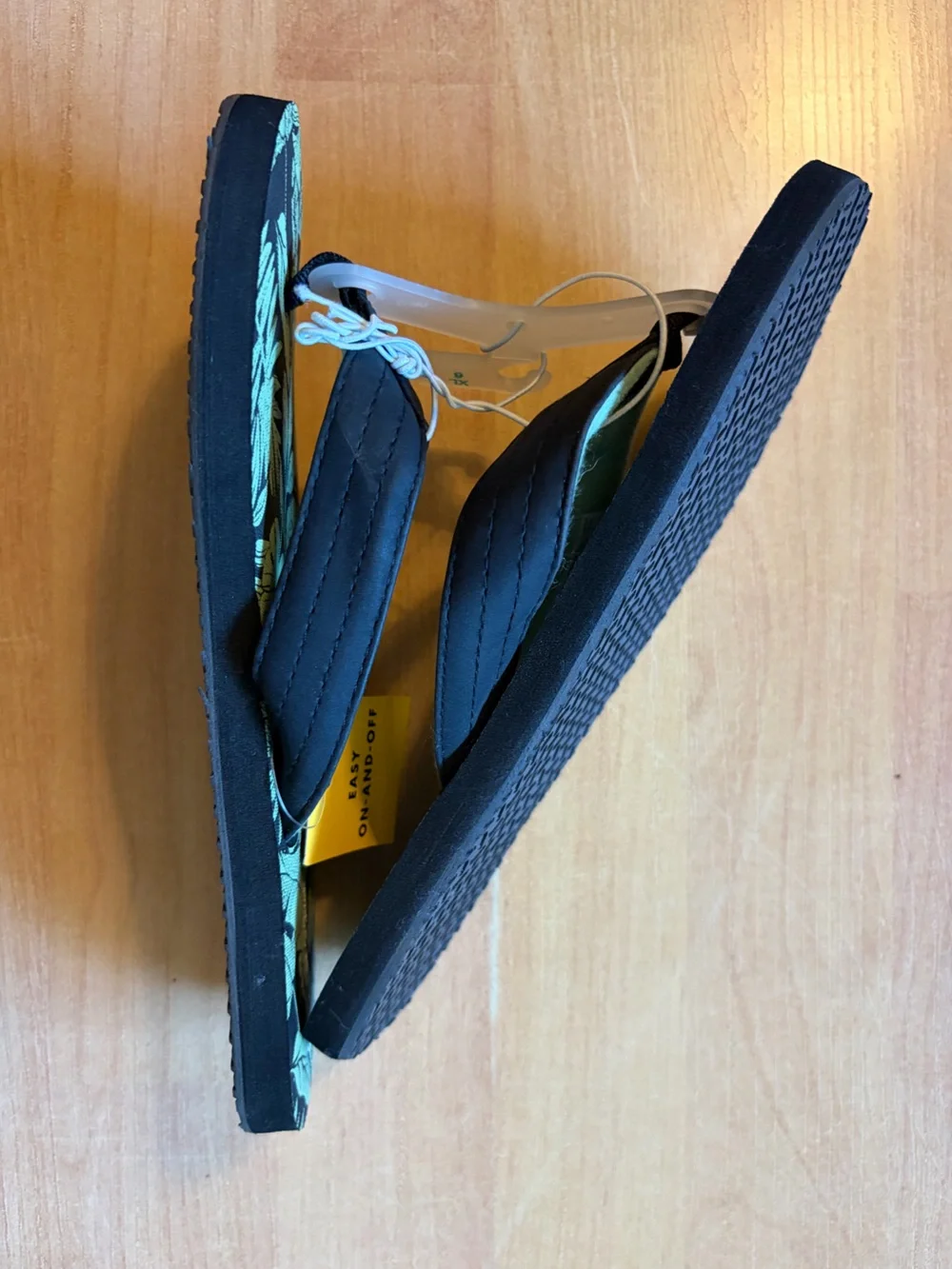 Cat & Jack Black and Green Tropical Print Boys' Flip Flops